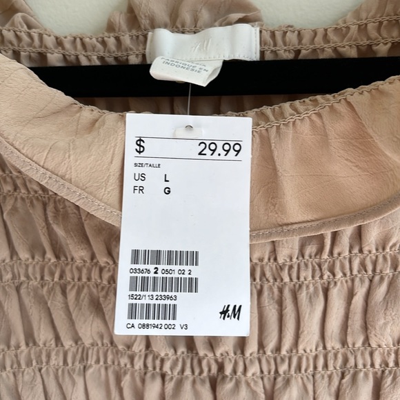 H&M Puff-sleeved Smocked Blouse . - Picture 3 of 4